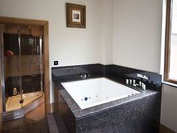 The Saddleworth Hotel