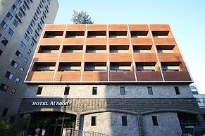 Hotel At noon