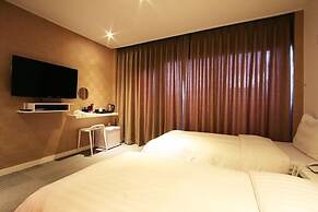 Hotel At noon