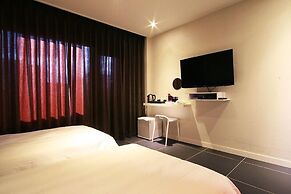 Hotel At noon