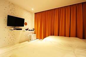 Hotel At noon