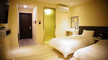Hotel At noon