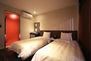 Hotel At noon