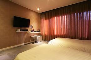 Hotel At noon