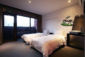 Hotel At noon