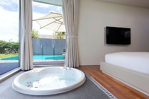 Bayhill Pool & Villa