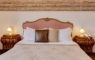 Little Rhome Suites