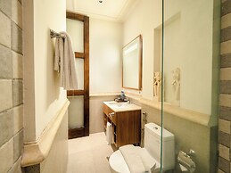 Alron Hotel Kuta Powered by Archipelago