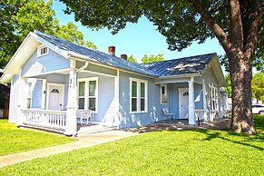 Peach Tree Inn & Suites