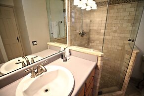 Peach Tree Inn & Suites