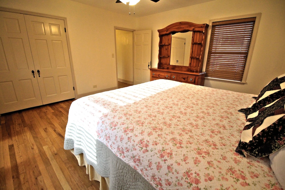 Peach Tree Inn & Suites