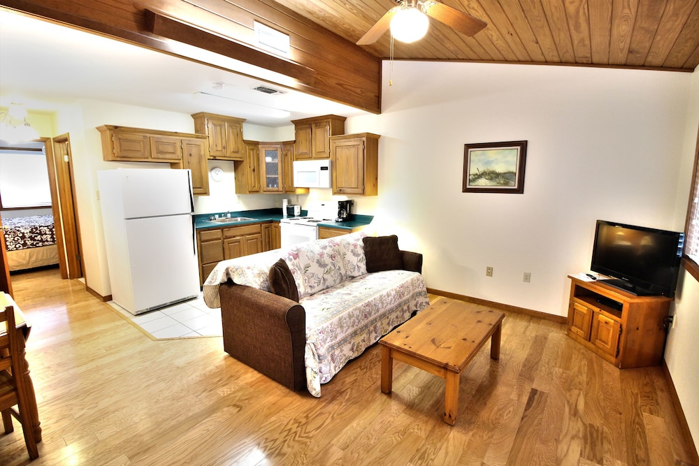 Peach Tree Inn & Suites