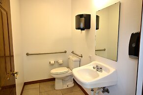 Peach Tree Inn & Suites