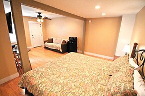 Peach Tree Inn & Suites