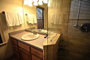 Peach Tree Inn & Suites