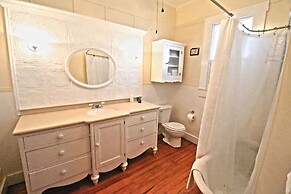Peach Tree Inn & Suites