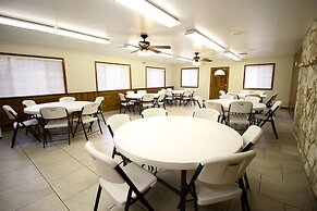 Peach Tree Inn & Suites