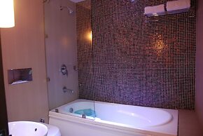 Hotel Metro Heights