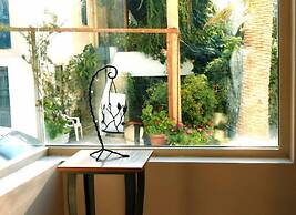 Lambrinos Suites