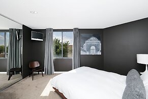 Astra Apartments - The Griffin