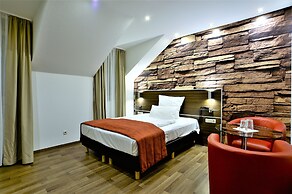 Ascot Hotel