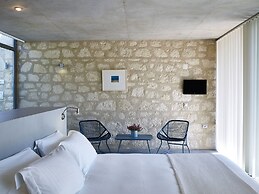 Leivatho Hotel