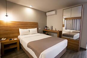 La Posada Hotel & Suites