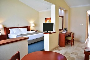 La Posada Hotel & Suites