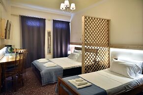Nikolas Rooms