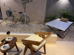 Stylish and Bright Studio Near the Pool
