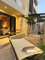 Stylish and Bright Studio Near the Pool