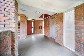 Livestay - 2 Bed Apt, Free Parking in Luton