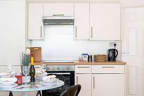 Livestay - 2 Bed Apt, Free Parking in Luton