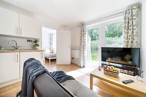 Livestay - 2 Bed Apt, Free Parking in Luton