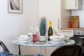 Livestay - 2 Bed Apt, Free Parking in Luton