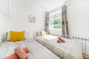 Livestay - 2 Bed Apt, Free Parking in Luton
