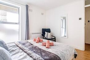 Livestay - 2 Bed Apt, Free Parking in Luton