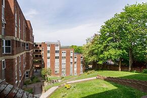 Livestay - 2 Bed Apt, Free Parking in Luton