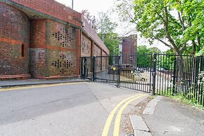 Livestay - 2 Bed Apt, Free Parking in Luton