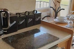 Caravan - Sleeps 4 - Parking - 10mins To Beach