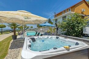 Pool & Whirlpool Art Villas