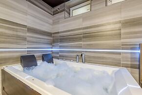 Pool & Whirlpool Art Villas