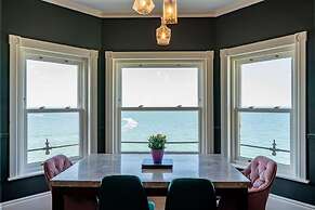 Luxury Beachfront Penthouse, Panoramic Sea Views