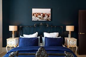 Luxury Beachfront Penthouse, Panoramic Sea Views