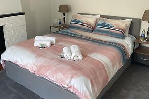 2-bed, Sleeps 4, Free Parking, Pets Allowed