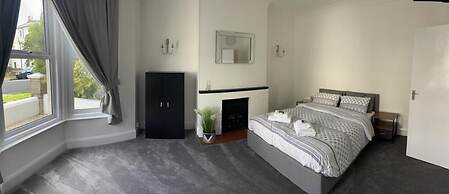 2-bed, Sleeps 4, Free Parking, Pets Allowed