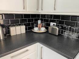 2-bed, Sleeps 4, Free Parking, Pets Allowed