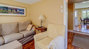 Lovely LacBrome 3 Bdrm Lakefront Cottage