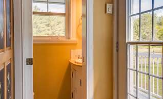 Lovely LacBrome 3 Bdrm Lakefront Cottage