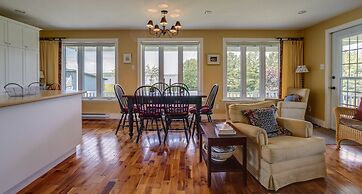 Lovely LacBrome 3 Bdrm Lakefront Cottage